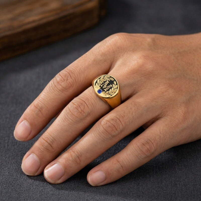 Anillo de sello en oro de 14 quilates con piedra de nacimiento talla redonda y corona de laurel, con inicial M para hombres-2