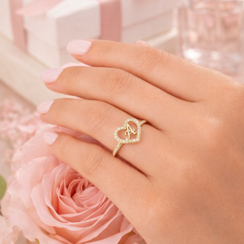 Anillo personalizado con letra inicial y corazón, de moissanita de corte redondo en oro de 14 quilates-2