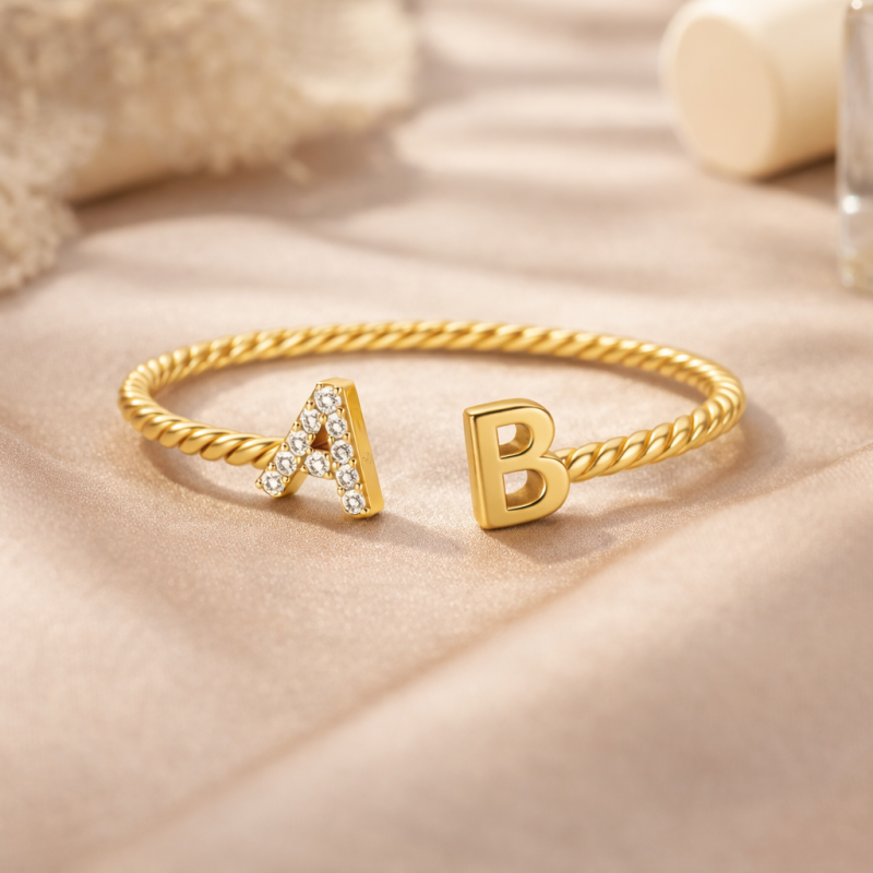 Anillo con inicial personalizado de oro de 14 quilates con diamante de moissanita de corte redondo-5