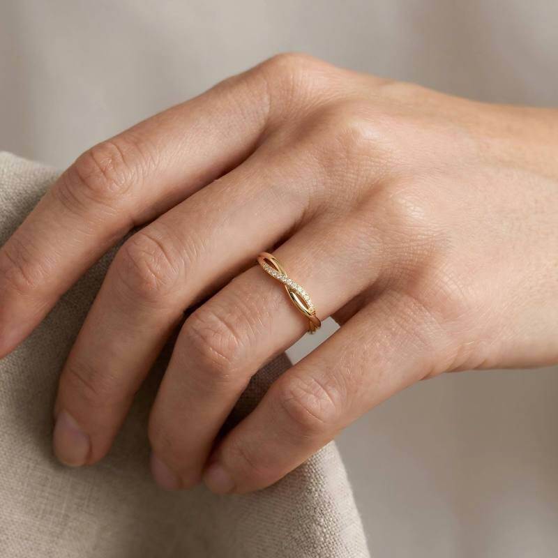 Anillo de moissanita con corte redondo en oro de 14 quilates-3