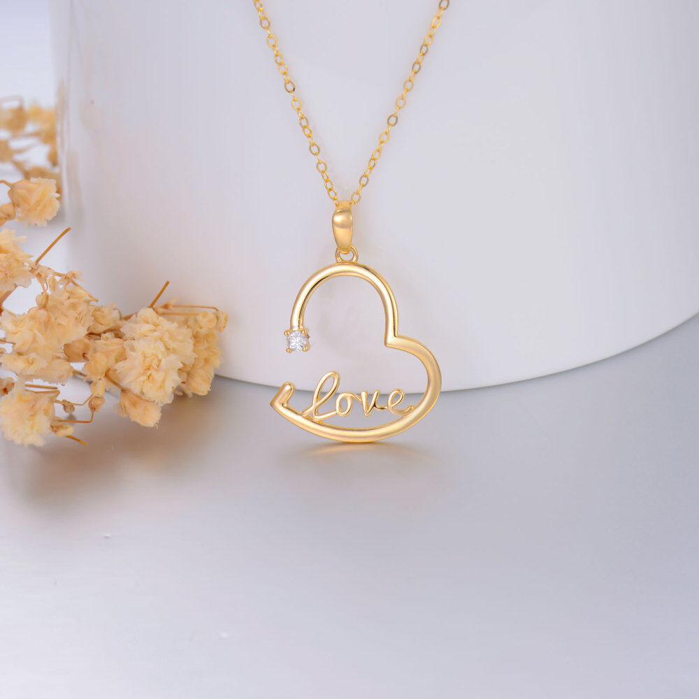 Colar com pingente de coração de diamante redondo em ouro 10K com palavra gravada-3
