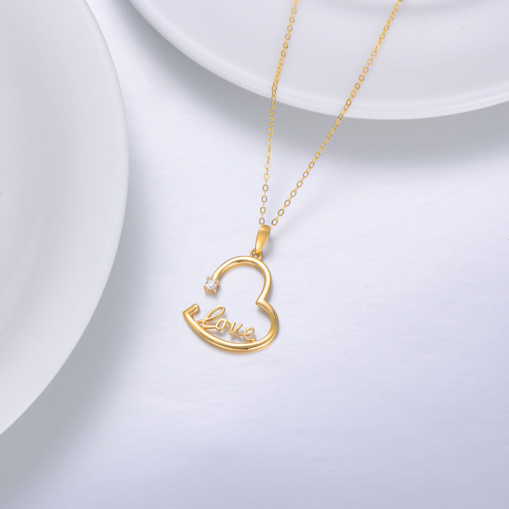 Colar com pingente de coração de diamante redondo em ouro 10K com palavra gravada-4