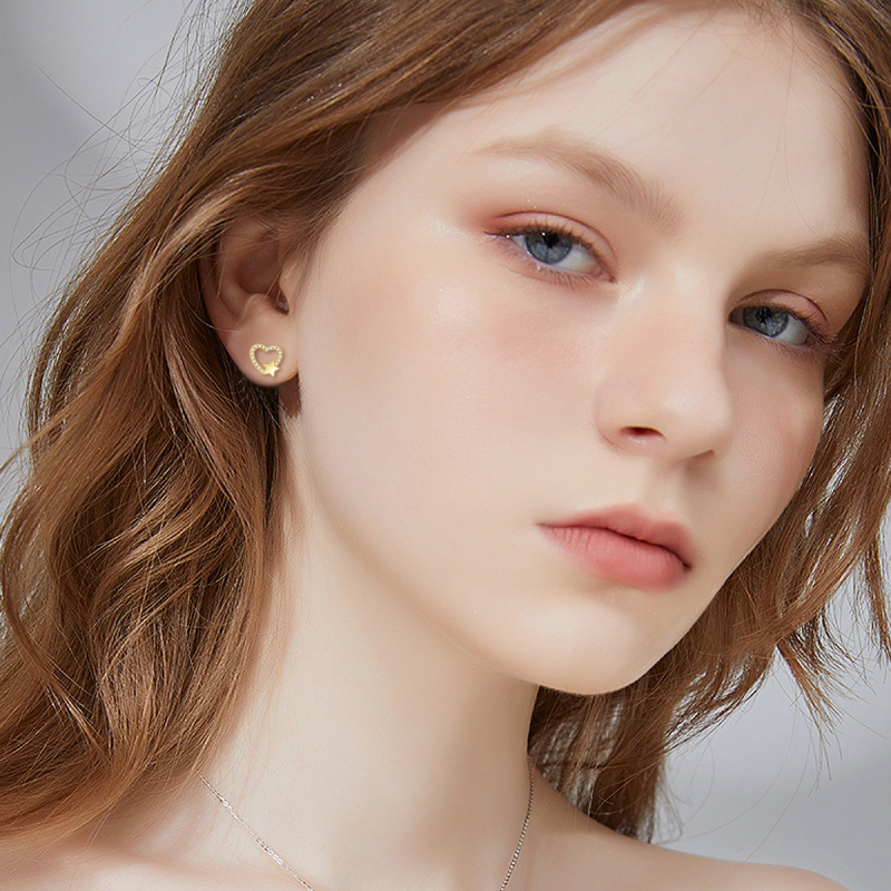 Brincos em ouro branco 10K com zircónias cúbicas de corte redondo em forma de coração e estrela.-2