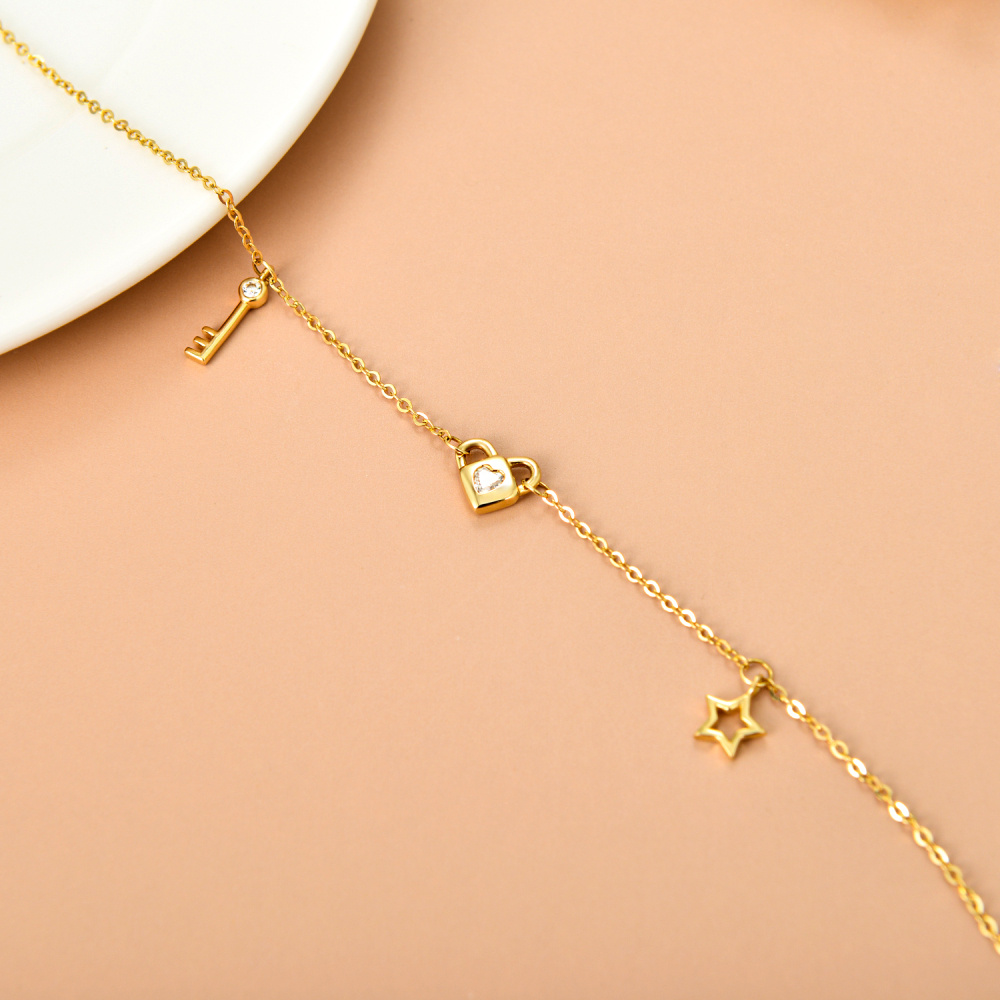 Armband mit rundem Moissanit-Herz und Schlüssel und Schloss aus 14 Karat Gelbgold für Damen-3
