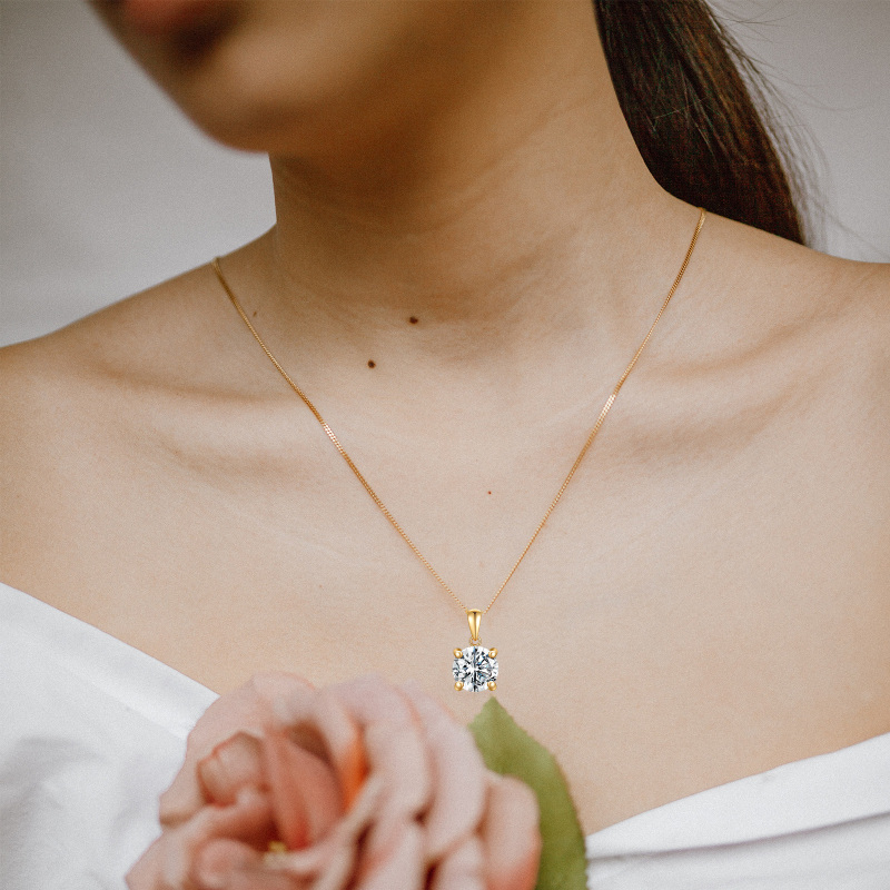 Collar con colgante redondo de moissanita en oro de 10 quilates-3