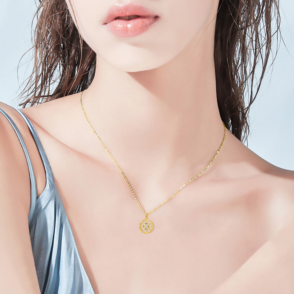 Collar con colgante de brújula y circonita redonda en oro de 10 quilates-2