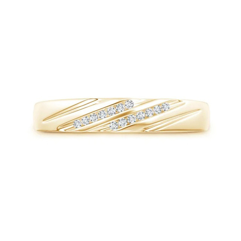 , zachowując kolejność: Odkryj naszą wykwintną obrączkę ślubną ze złota 10K, zaprojektowaną dla nowoczesnego mężczyzny, który ceni ponadczasową elegancję. Wykonana z najwyższej jakości diamentów laboratoryjnych, ta obrączka w stylu vintage wyróżnia się wyjątkowym polerowaniem, fasetowaniem i symetrią, zapewniając olśniewający blask, który trwa.-17