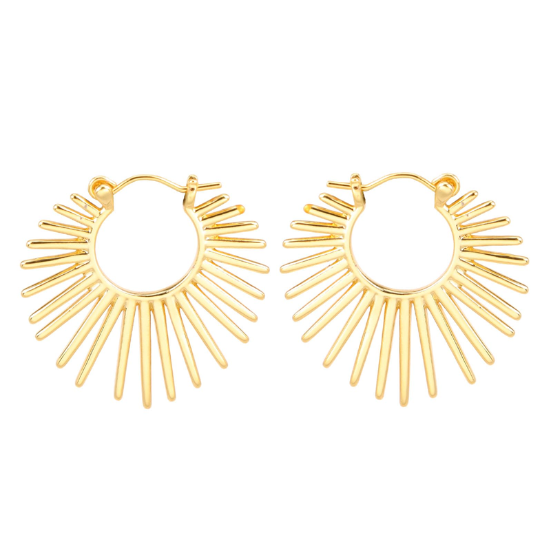Brincos Huggie texturizados e robustos com argola articulada estilo sunburst em ouro 10K-1