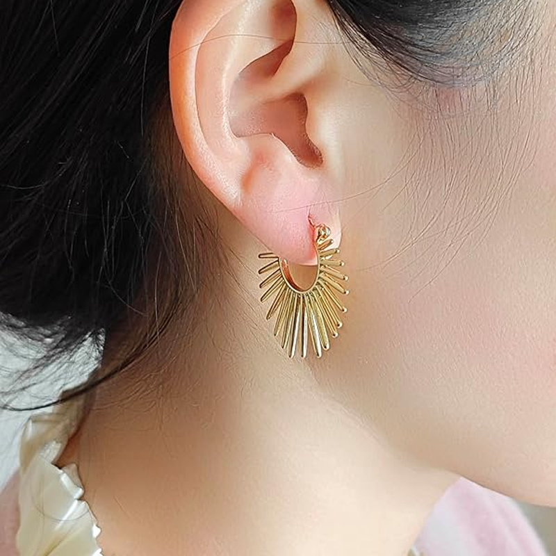 Brincos Huggie texturizados e robustos com argola articulada estilo sunburst em ouro 10K-2
