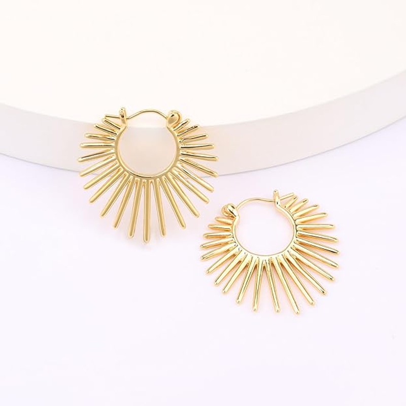 Kolczyki typu huggie z 14-karatowego złota w stylu sunburst z zawiasami i masywnymi, teksturowanymi elementami-3