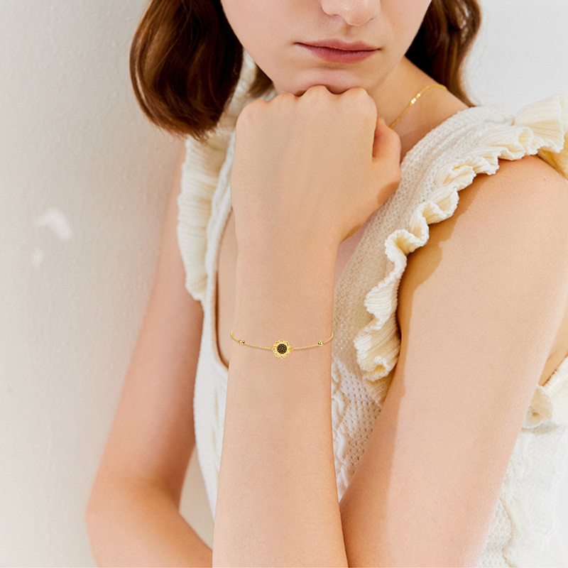 Pulseira com pendente girassol e missangas em ouro branco 10K-2