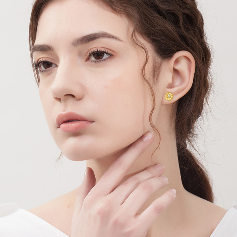 أقراط مرصعة بأحجار الزركونيا المكعبة على شكل دوار الشمس من الذهب عيار 10 قيراط-2