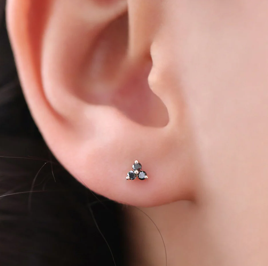 Brincos de pino trio de diamantes negros minúsculos em ouro 14K-2