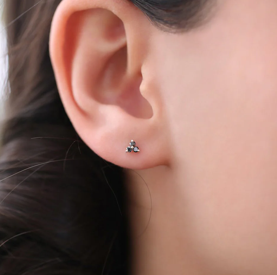 Brincos de pino trio de diamantes negros minúsculos em ouro 14K-3
