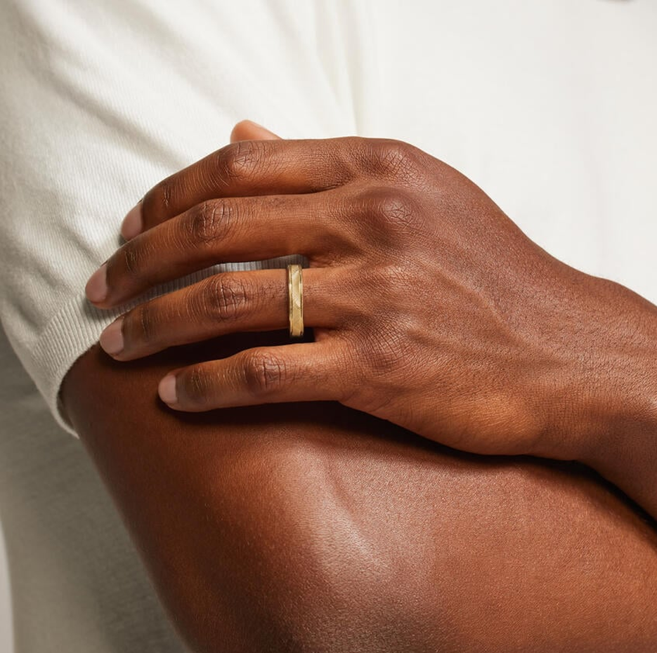 Aliança de casamento em ouro 18K para homem 4,5 mm-2