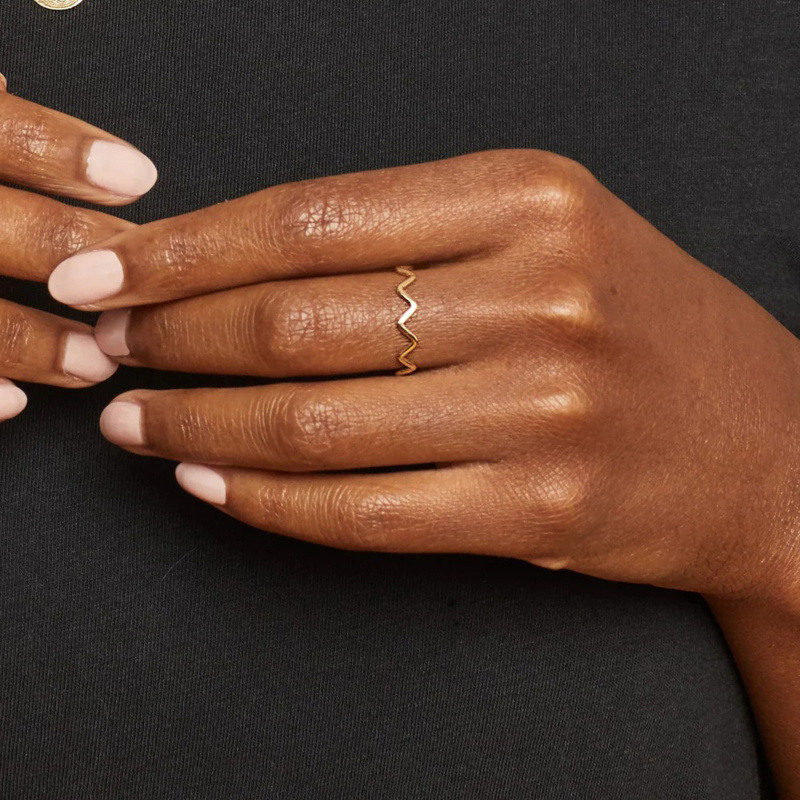 Anillo apilable de oro de 14 quilates en zigzag-2
