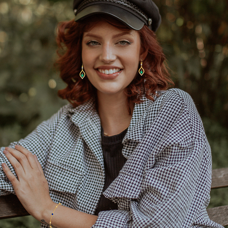 Brincos em ouro branco 10K com zircónias cúbicas em forma de gota e fecho de alavanca.-4