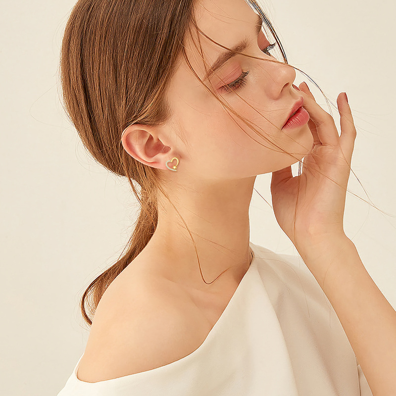 Brincos coração em ouro branco 10K com zircónias cúbicas-2