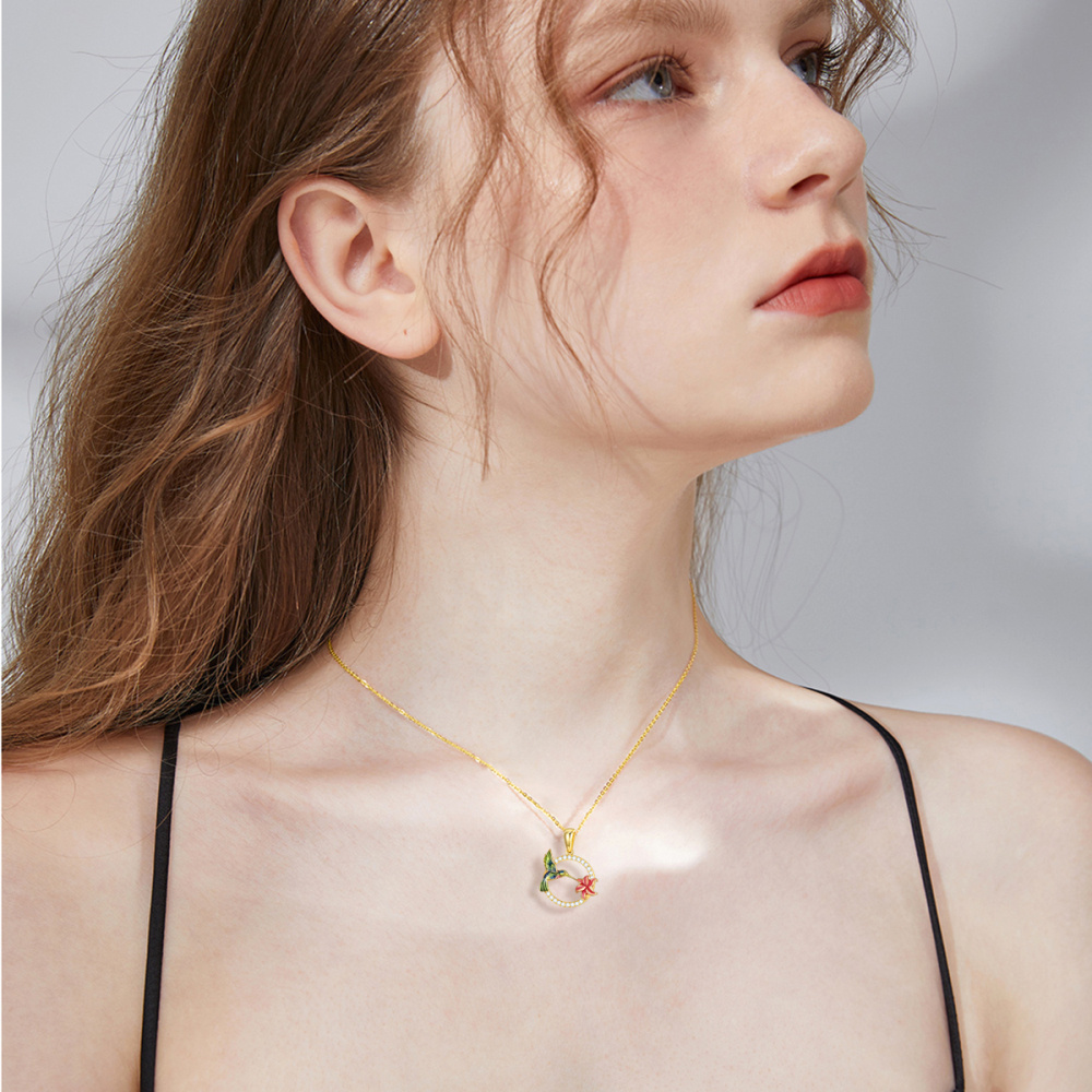 Collar con colgante de colibrí y circonita en oro de 18 quilates-2