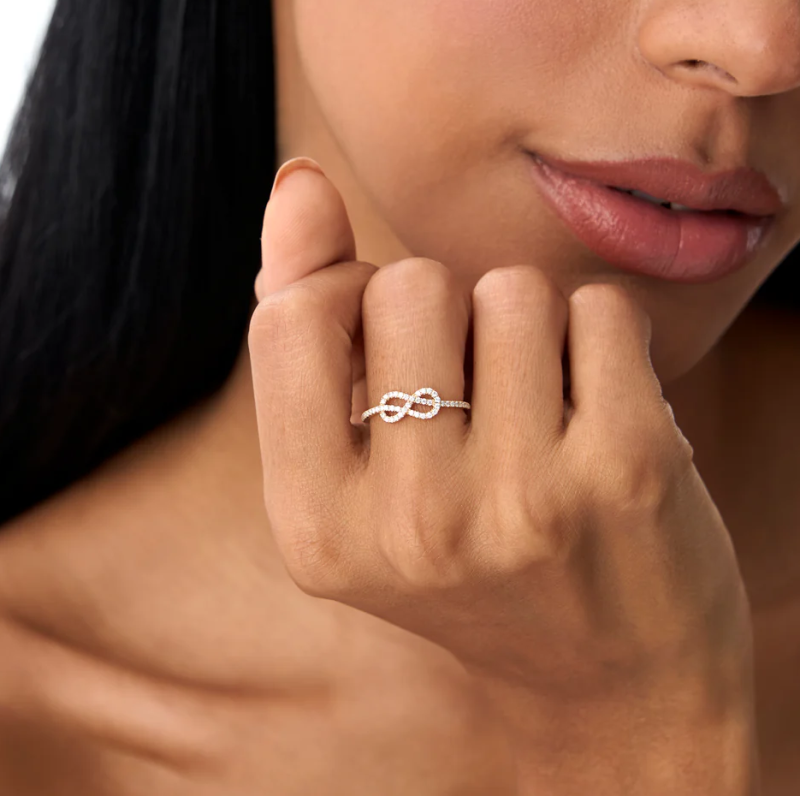 Anillo de diamantes con nudo infinito de oro de 18 quilates-2