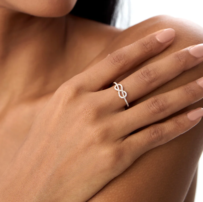 Anillo de diamantes con nudo infinito de oro de 18 quilates-3