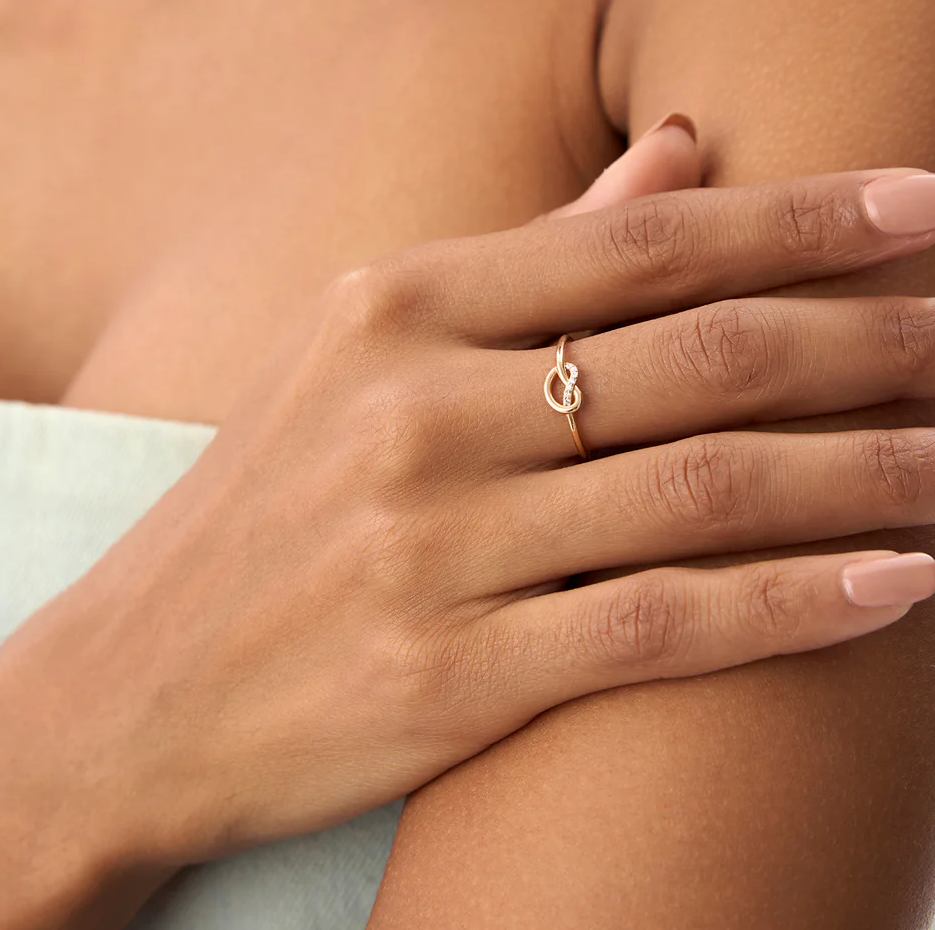 14 Karat Liebesknoten-Ring mit 0,04 Karat natürlichem Diamanten-3