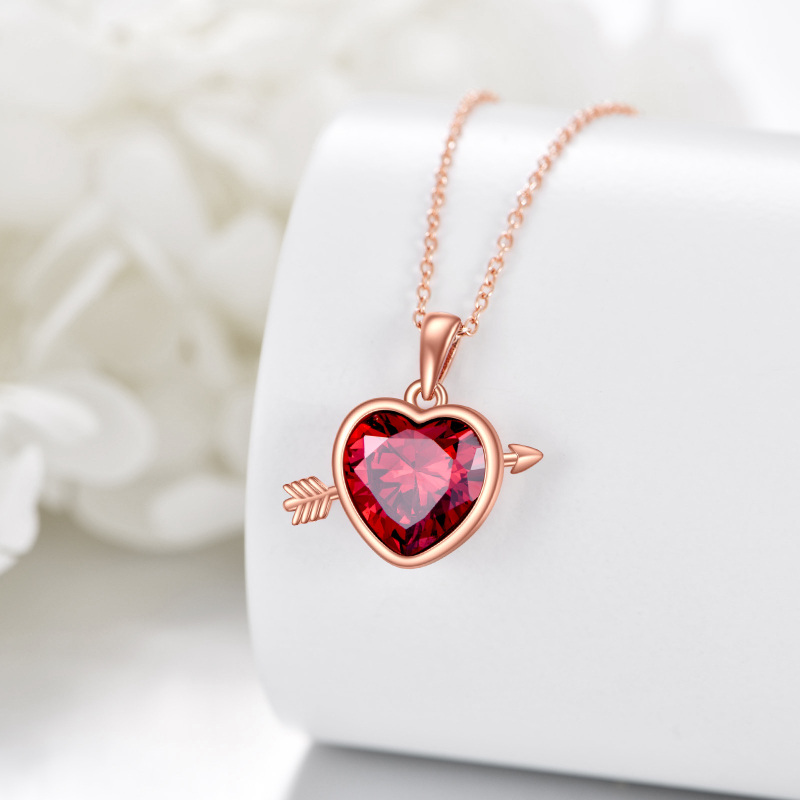 Collar con colgante de flecha y corazón de circonita cúbica en oro rosa de 10 quilates-4