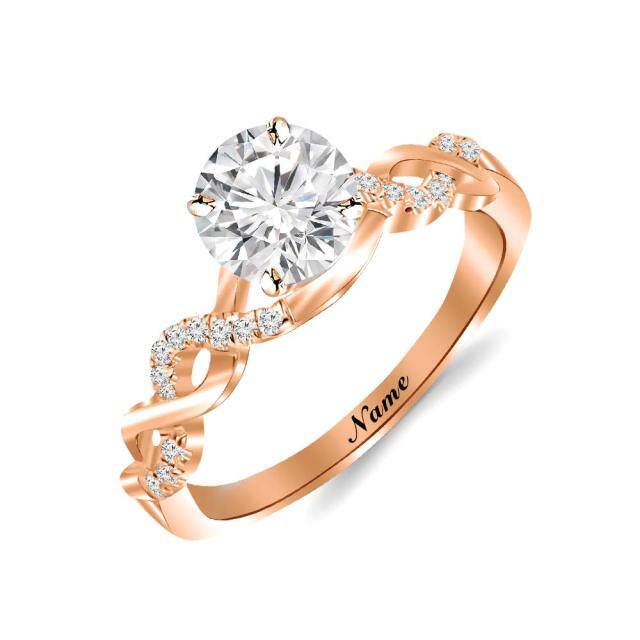 Anillo de bodas clásico personalizado con nombre y moissanita circular en oro rosa de 14 quilates-1