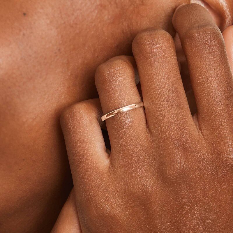 Alianza de boda de oro rosa de 10 quilates con contorno de 2 mm-2