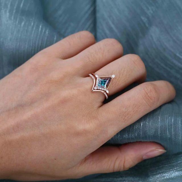 14K Rose Gold Kite Cut Alexandrite verlovingsring bezet met Moissanite-2