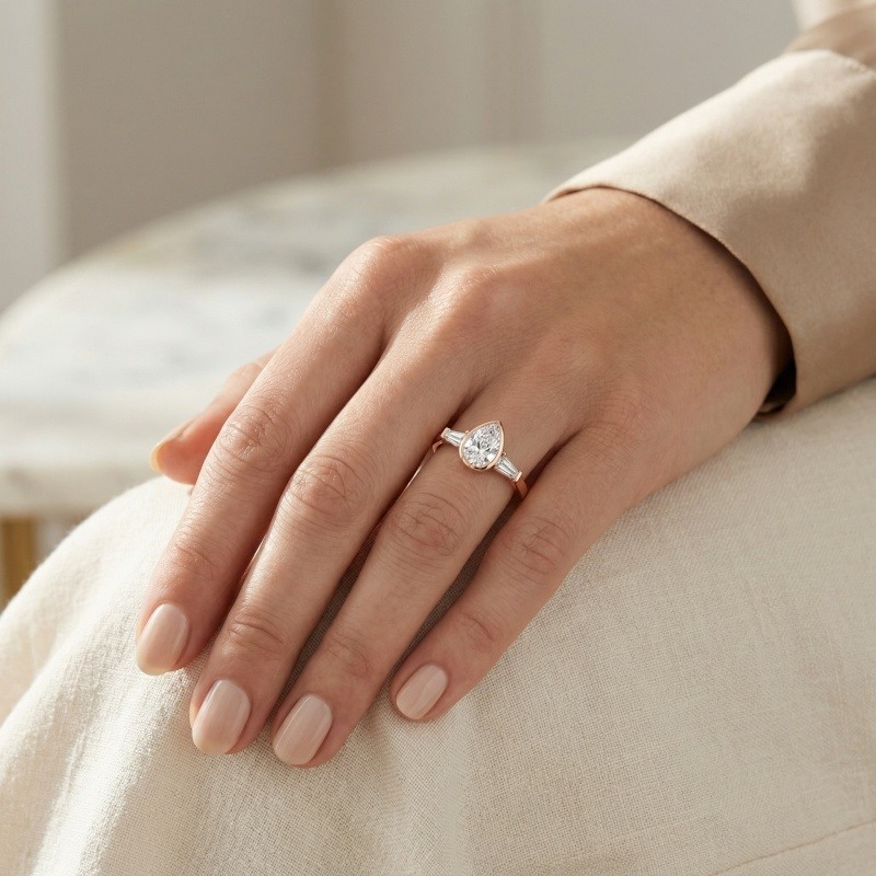 Anillo de compromiso de oro rosa de 14 quilates con moissanita cortada en pera-2