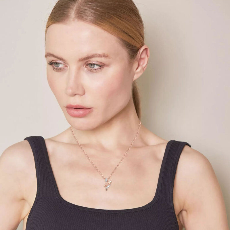 Collar con colgante de rosa de circonita cúbica en oro rosa de 14 quilates-2