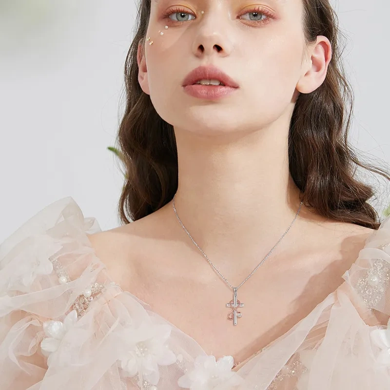 Collar con colgante de cruz y estetoscopio en plata de 14 quilates y oro rosa, con palabra grabada-2