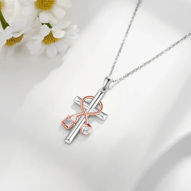 Collar con colgante de cruz y estetoscopio en plata de 14 quilates y oro rosa, con palabra grabada-3