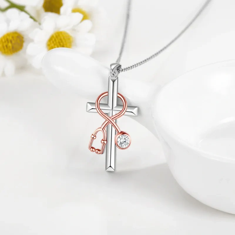 Collar con colgante de cruz y estetoscopio en plata de 14 quilates y oro rosa, con palabra grabada-5