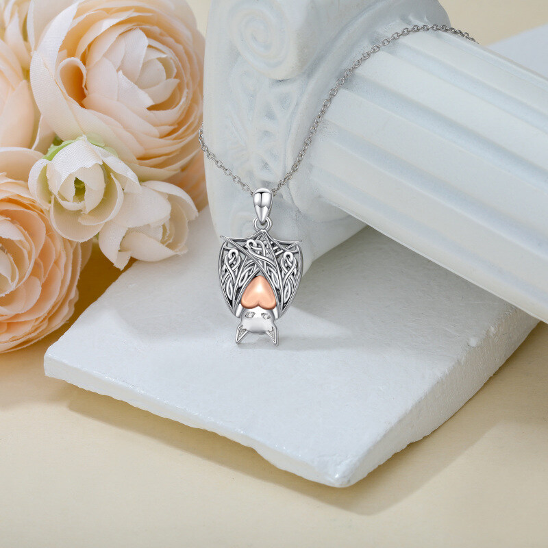 قلادة دلاية من الفضة عيار 14 قيراطًا والذهب الوردي مع حجر مويسانيت على شكل خفاش وقلب-3