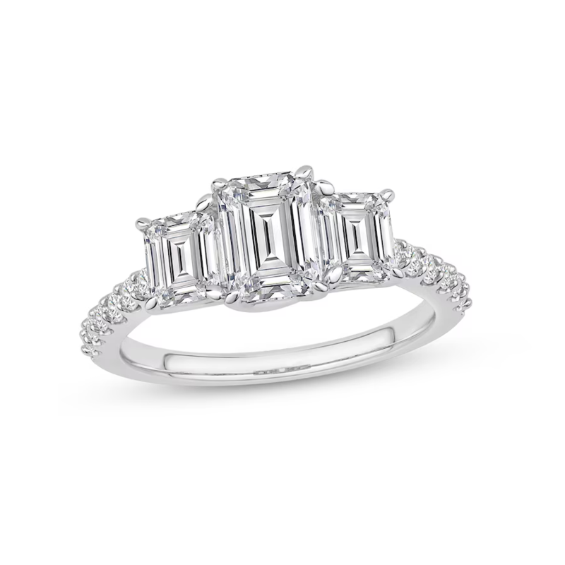 Bague de fiançailles sur mesure en or blanc 10 carats, sertie d'un diamant émeraude de synthèse de 2 carats (poids total), pureté VVS1, certifiée 3EX par l'IGI.-1