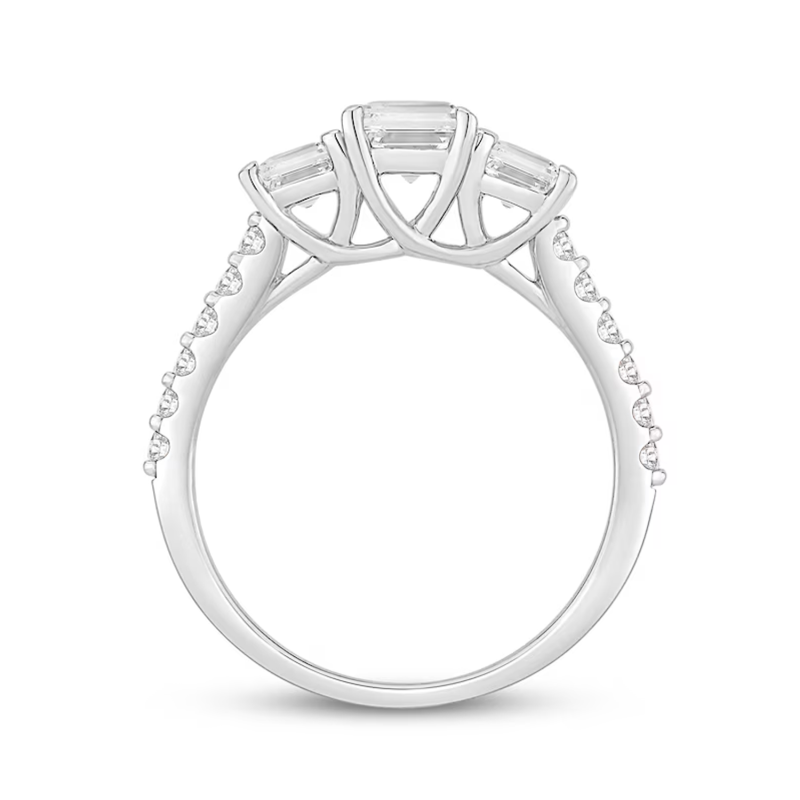 Bague de fiançailles sur mesure en or blanc 10 carats, sertie d'un diamant émeraude de synthèse de 2 carats (poids total), pureté VVS1, certifiée 3EX par l'IGI.-2