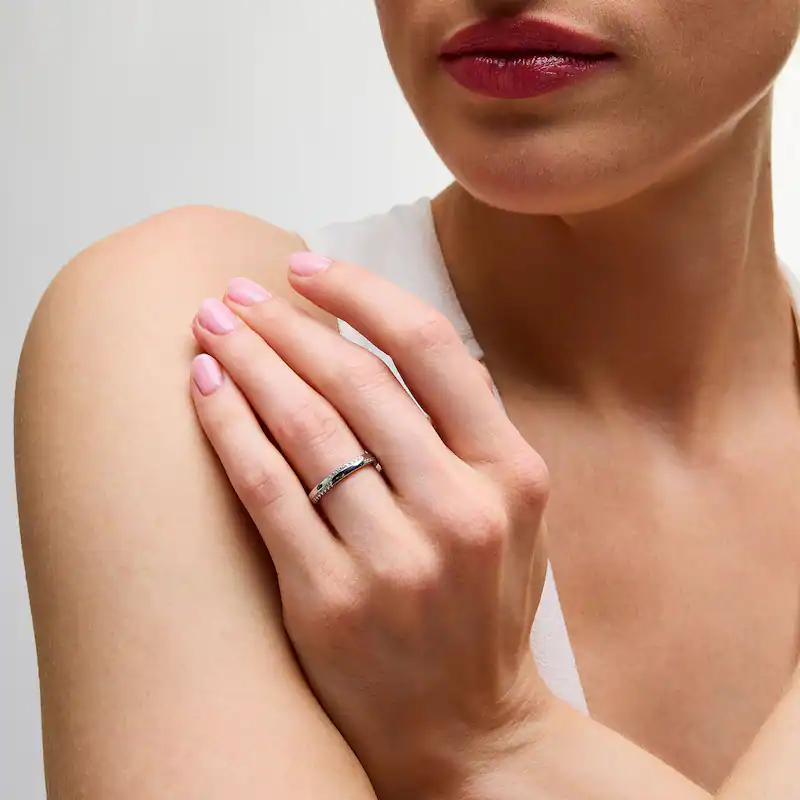 Anel de aniversário empilhável em ouro branco de 10 quilates com diamantes redondos de 0,25 quilates no total, em fila dupla alternada, cor I, pureza I2, 3EX.-2