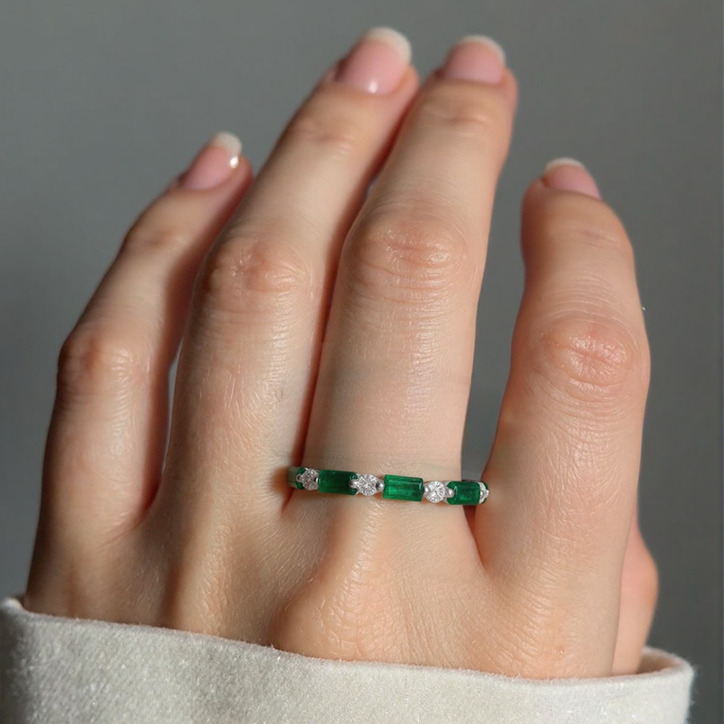 Anel empilhável personalizado com diamante e esmeralda, lapidação redonda em ouro branco 10K, cor I1, pureza I1, certificado IGI 3EX-2