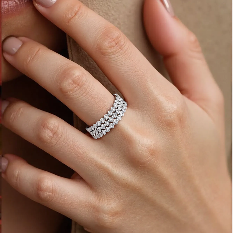 Anel empilhável personalizado com diamante de corte redondo em ouro branco 10K, cor I2, clareza 3EX, certificado IGI-2