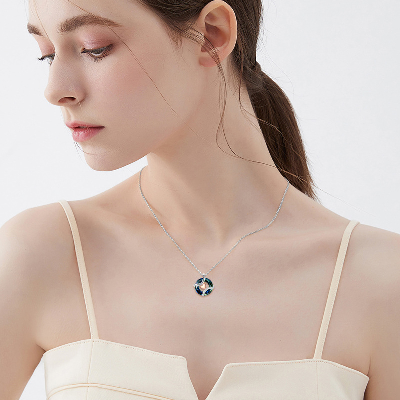 Halskette mit kreisförmigem Herzanhänger aus 14-karätigem Weißgold und eingraviertem Wort-2