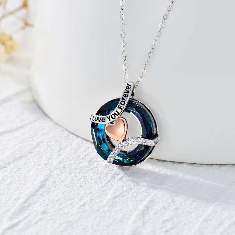 Halskette mit kreisförmigem Herzanhänger aus 14-karätigem Weißgold und eingraviertem Wort-4