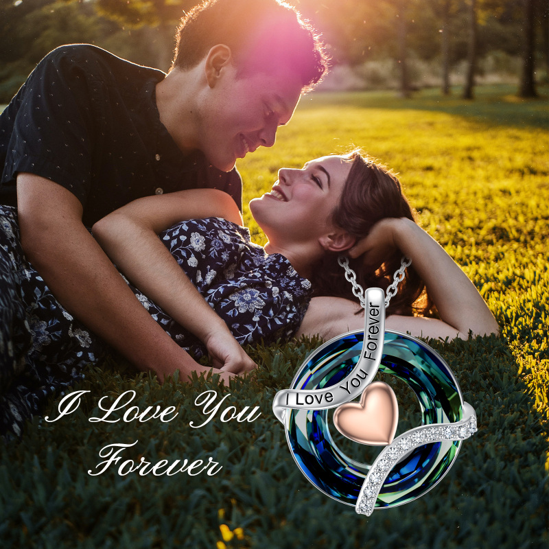 Halskette mit kreisförmigem Herzanhänger aus 14-karätigem Weißgold und eingraviertem Wort-6