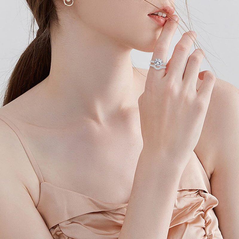 Anel personalizado de moissanita com diamante criado em laboratório e corte redondo em ouro branco 10K com certificação IGI 3EX-2