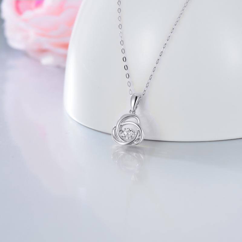 Colar com pendente circular de nó celta em moissanita e ouro branco 10K-3