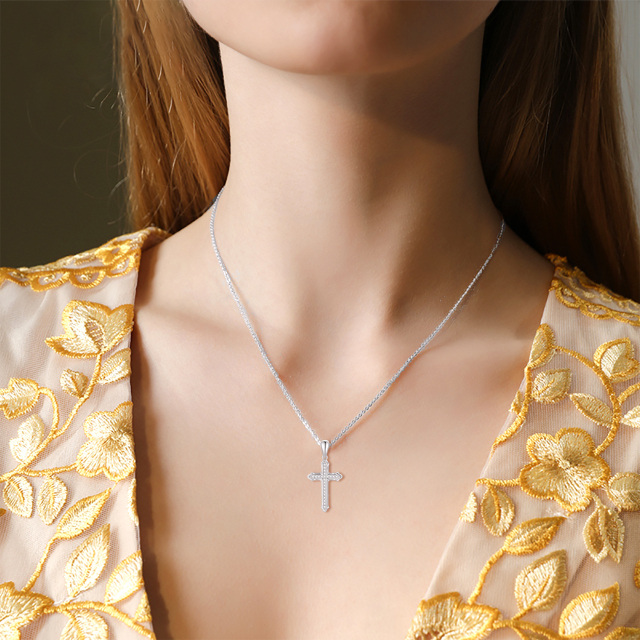 Colar com pingente em forma de cruz Moissanite em ouro branco 14K-2