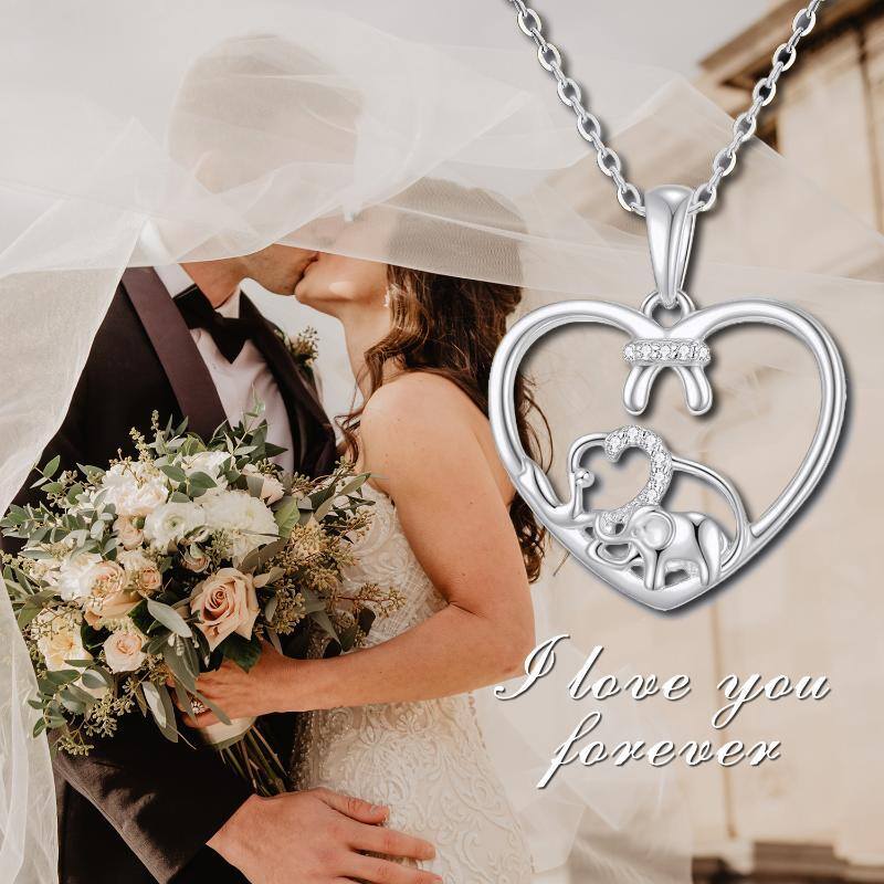 Colar com pendente circular de elefante e coração em moissanita em ouro branco 10K-6