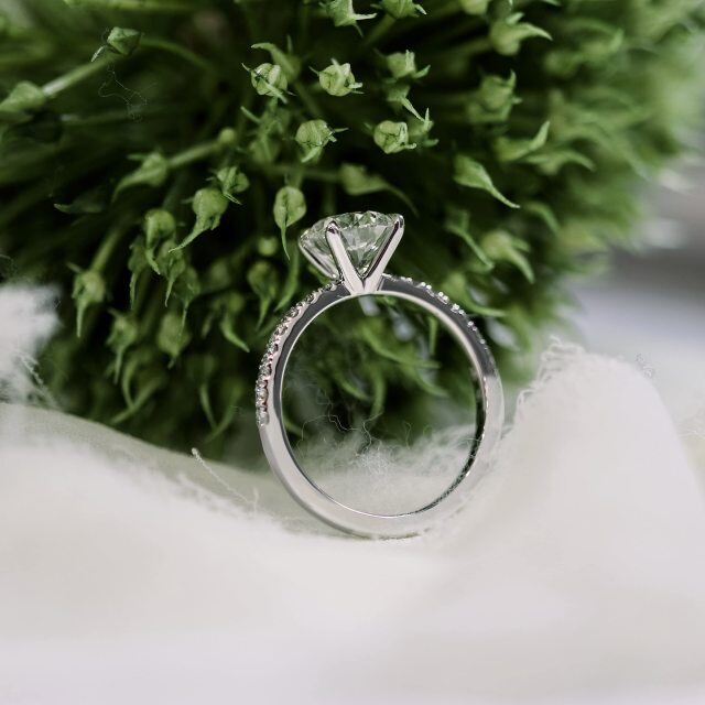 Anel de casamento circular de zircônia cúbica em ouro branco 14K-5