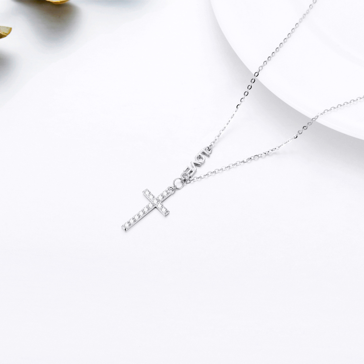 Collier en or blanc 14K avec pendentif croix en zircon cubique et mot gravé-4